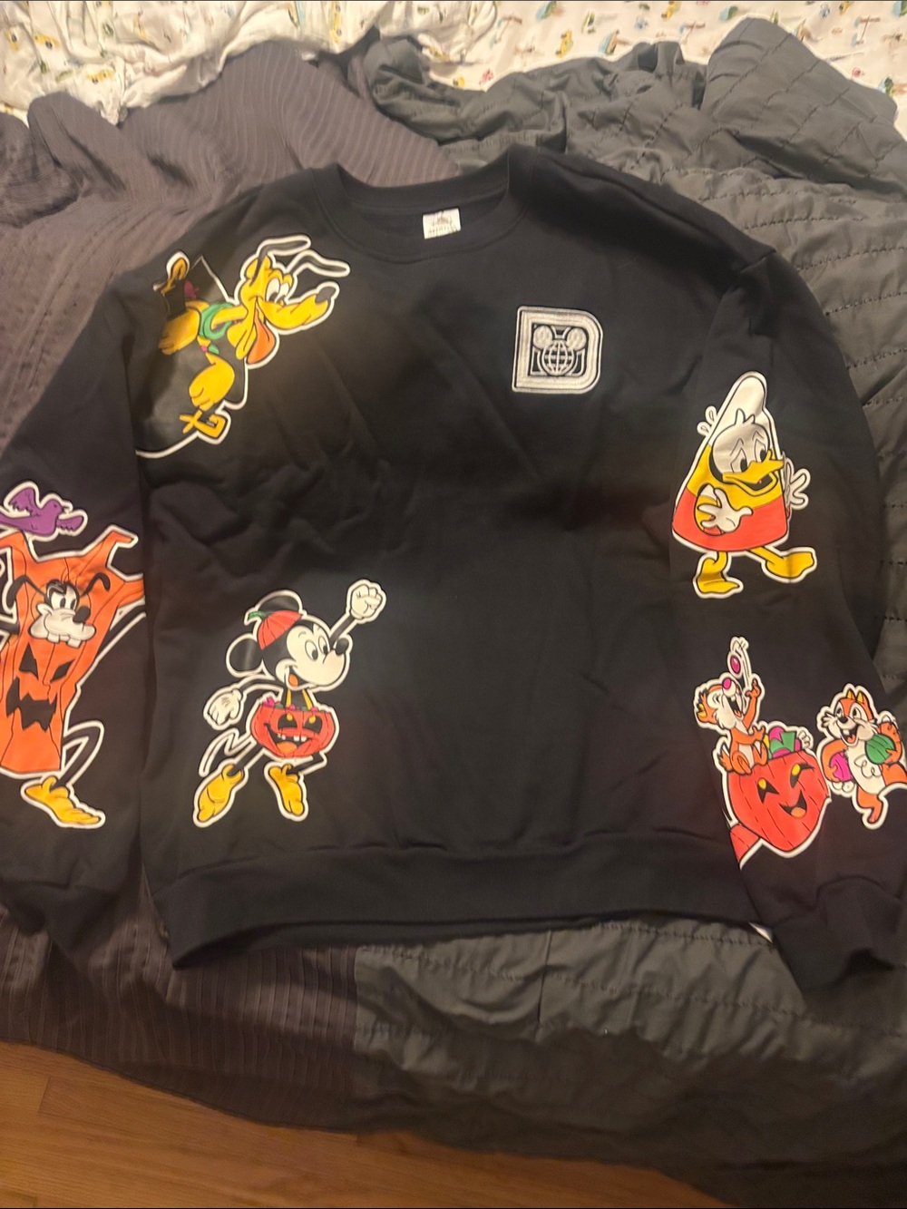 Disney Park Halloween Sweatshirt Size XL Like New